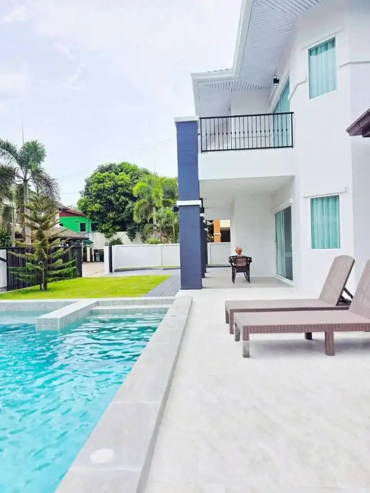 ลดเหลือ 12.99 ล้าน !!! บ้านเดี่ยวสองชั้น 4 ห้องนอน + สระว่ายน้ำ เนื้อที่กว้าง ตกแต่งสวยมาก ใกล้ตัวเมืองพัทยา พร้อมอยู่